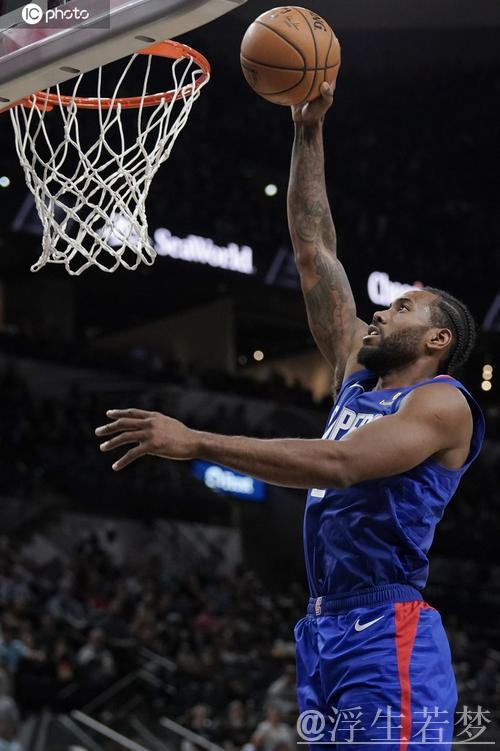 伦纳德突袭禁区腾空暴扣 伦纳德突袭禁区腾空暴扣