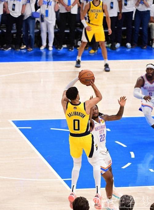 步行者惊险逆转雷霆，哈利伯顿0.3秒投篮锁定总决赛首胜